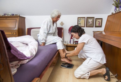 Pflegebedürftige werden häufig zu Hause von ihren Angehörigen umsorgt und gepflegt.  © AOK-Bundesverband