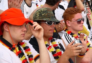 Beim Public Viewing oder im Stadion ist Sonnenschutz besonders wichtig, um einen Sonnenbrand zu vermeiden.  © PantherMedia / Emmy Brock 