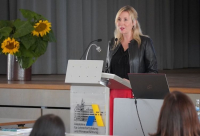 Kultusstaatssekretärin Anna Stolz zu Besuch an der ALP Dillingen (Quelle: StMUK)