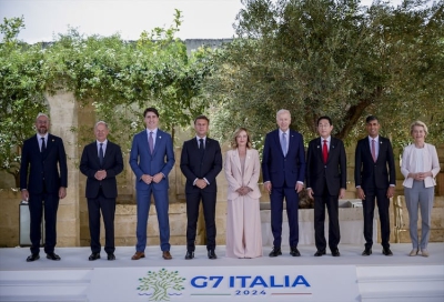 Dünyanın sanayileşmiş 7 büyük ekonomisini bir araya getiren G7 Liderler Zirvesi, dönem başkanı İtalya’nın Pulya bölgesinde başladı. Ev sahibi İtalya Başbakanı Giorgia Meloni&#039;nin (ortada) konuklarını tek tek karşılamasının ardından Avrupa Birliği (AB) Konseyi Başkanı Charles Michell (solda), Almanya Başbakanı Olaf Scholz (sol 2), Kanada Başbakanı Justin Trudeau (sol 3), Fransa Cumhurbaşkanı Emmanuel Macron (sol 4), ABD Başkanı Joe Biden (sağ 4), Japonya Başbakanı Fumio Kishida (sağ 3), İngiltere Başbakanı Rishi Sunak (sağ 2) ve AB Komisyonu Başkanı Ursula von der Leyen (sağda) ile aile fotoğrafı çektirdi.