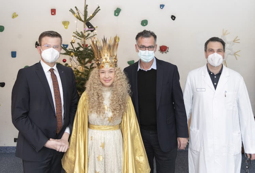 Für mehr Vorfreude auf Weihnachten - Eine Herzensangelegenheit: Nürnberger Christkind besucht Kinder im Klinikum Nürnberg