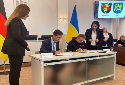 OB Schuchardt und Bürgermeister Sadovyi unterzeichnen die Städtepartnerschaftsurkunde am 23. Februar 2023 im Lwiwer Ratssaal. Foto ©: Jacek Braminski