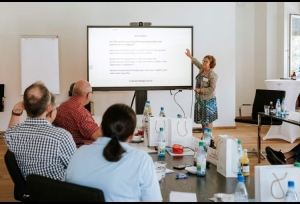 Hilfreiche Informationen für Vereinsvorstände gab es beim ersten „Vereinstag“, den die Servicestelle Ehrenamt für Ehrenamtliche im Landkreis Würzburg angeboten hatte.  Foto: Stefan Bausewein 