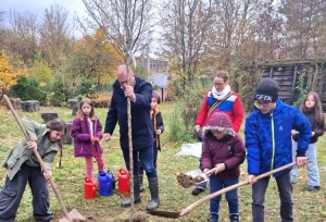 Viel Spaß beim gemeinsamen Pflanzen und Angießen des Apfelbaums hatten die Kinder des Veitshöchheimer AWO-Horts an der Eichendorffschule mit Landrat Thomas Eberth, Kreisfachberaterin für Gartenkultur und Landespflege, Jessica Tokarek und AWO-Hortleiterin Verena Schmidt. Foto: Dieter Gürz 