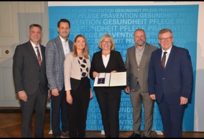 Die bayerische Staatsministerin für Gesundheit, Pflege und Prävention Judith Gerlach (3.v.l.) überreichte kürzlich das Bundesverdienstkreuz an Anita Bartsch (3.v.r.) aus Neubrunn-Böttigheim. Bei der Verleihung in Würzburg gratulierten auch Neubrunns Bürgermeister Heiko Menig (links), Landtagsabgeordneter Björn Jungbauer (2.v.l.), Landrat Thomas Eberth (2.v.r.) und Landtagsabgeordneter Volkmar Halbleib.  Foto: Thomas Kugler/StMGP