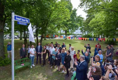 Foto: Platzbenennung nach NSU-Mordopfer İsmail Yaşar am Donnerstag, 2. Juni 2022: Oberbürgermeister Marcus König hat mit dessen Sohn Kerem Yaşar und Tochter Deniz Nur-Aktaş bei einer kleinen Gedenkzeremonie das Straßenschild enthüllt. Bildnachweis: Christine Dierenbach / Stadt Nürnberg