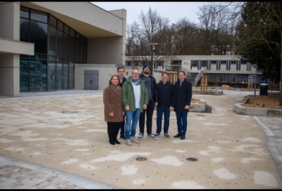 Der Kirchplatz St. Albert ist neu gestaltet und nun barrierefrei. Oberbürgermeister Christian Schuchardt (2. v.li.) übergibt den Platz der Öffentlichkeit. Violetta Neumann (li; Leiterin der Fachabteilung Straßenbau), Ulrich Schätzlein von der ausführenden Firma Würzburger Pflasterbau GmbH (3.v.li), Andreas Karl (3. v.re., FA Straßenbau), Claus Köhler (Quartiersmanager Lindleinsmühle) und Baureferent Benjamin Schneider (re.) Foto: Petra Steinbach