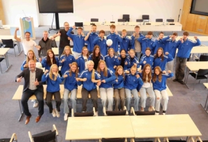 Sportlichen Ehrgeiz zeigten die Schülerinnen und Schüler des Deutschhaus-Gymnasiums beim Berliner Bundesfinale des Schulsportwettbewerbs „Jugend trainiert für Olympia“. Landrat Thomas Eberth (erste Reihe, links) gratulierte kürzlich beim Empfang im Landratsamt Würzburg. Foto: Uwe Dietrich