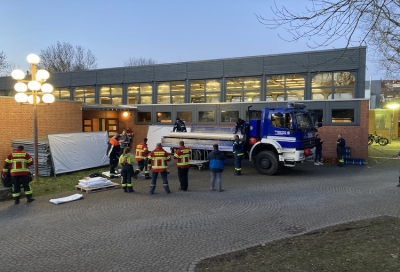 Aufbau der Notunterkunft Pleichachtalhalle vor drei Wochen gemeinsam mit den Hilfsorganisationen. Foto: Alfred Schubert / AZB