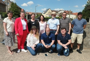 Juryrundgang zum Kreisentscheid im Landkreis Würzburg: (vordere Reihe, von links) Jasmin Malec (Biodiversitätsberaterin), Marc Huber (Gemeinderat, Jugendbeauftragter) Manuel Schmidt (2. Bürgermeister, 1. Feuerwehrkommandant). (Hintere Reihen): Sabine Wendel (Servicestelle Ehrenamt), Alexandra Pohl (Innenentwicklung), Jessica Tokarek (Kreisfachberatung Gartenbau und Landespflege), Brigitte Schmid (Kreisentwicklung), Gunther Ehrhardt (1. Bürgermeister), Thomas Janu (1. Vorsitzender Feuerwehrverein) und Frank Deppisch (Bauhof, 2. Feuerwehrkommandant).  Winfried Kreußer