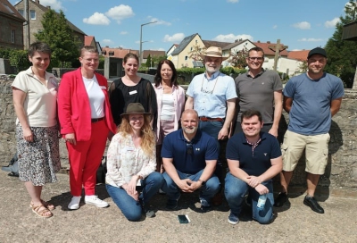 Juryrundgang zum Kreisentscheid im Landkreis Würzburg: (vordere Reihe, von links) Jasmin Malec (Biodiversitätsberaterin), Marc Huber (Gemeinderat, Jugendbeauftragter) Manuel Schmidt (2. Bürgermeister, 1. Feuerwehrkommandant). (Hintere Reihen): Sabine Wendel (Servicestelle Ehrenamt), Alexandra Pohl (Innenentwicklung), Jessica Tokarek (Kreisfachberatung Gartenbau und Landespflege), Brigitte Schmid (Kreisentwicklung), Gunther Ehrhardt (1. Bürgermeister), Thomas Janu (1. Vorsitzender Feuerwehrverein) und Frank Deppisch (Bauhof, 2. Feuerwehrkommandant).  Winfried Kreußer