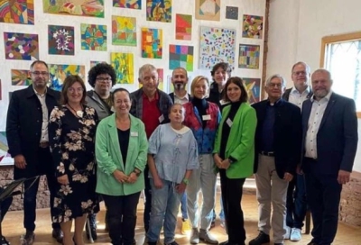 Ehrengäste bei der Vernissage von „Farbenfroh“ im Atelier Holzmühle mit Landrat Thomas Eberth (ganz rechts), Kuratorin Sara Förster (sechste von rechts), Bezirksrätin Rosa Behon (zweite von links), Geschäftsführer der MW Simon Haupt (ganz links) und Dieter Körber (zweiter von rechts). Foto: Elfriede Streitenberger