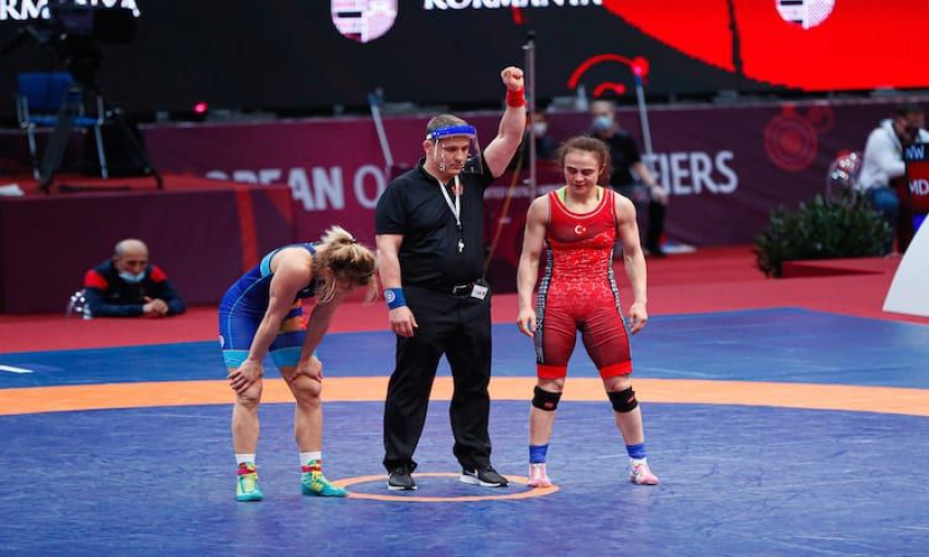 Tokyo Olimpiyatları Avrupa Elemeleri&#039;nde 3 kadın milli güreşçi yarı finalde