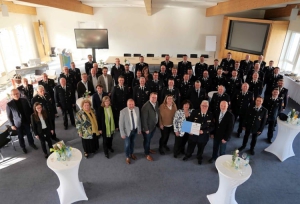 Ein „Familien-Foto“ zum Abschluss einer beispielhaften Feuerwehr-Karriere: Zur Ernennung von Winfried Weidner (vorne, 2. von rechts) zum Ehren-Kreisbrandinspektor des Landkreises Würzburg waren eine Vielzahl von Wegbegleiterinnen und Wegbegleitern aus Feuerwehr, Politik und Verwaltung ins Landratsamt gekommen. Unter den Gratulanten befanden sich (vordere Reihe von links) die stellvertretende Bezirkstagspräsidentin Eva Maria Linsenbreder, die stellvertretende Landrätin Karen Heußner, Landrat Thomas Eberth, Sebastian und Anna Weidner, Ehefrau Manuela Weidner und Altlandrat Eberhard Nuß (vorne rechts).  Foto: Christian Schuster