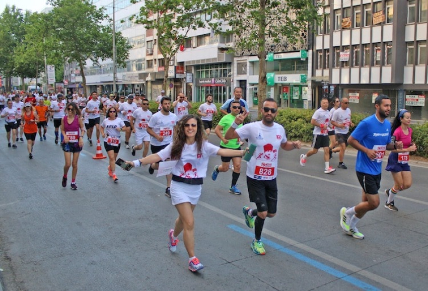 İzmir'de 1919 kişinin katılımıyla 19 Mayıs Yol Koşusu yapıldı