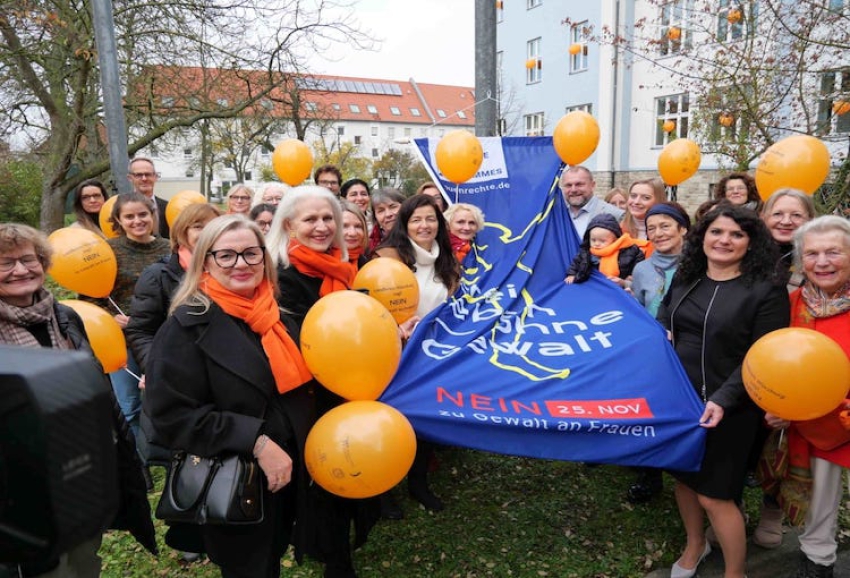 NEIN zu Gewalt an Frauen! Landratsamt Würzburg setzt Zeichen am Internationalen Tag Gegen Gewalt an Frauen mit wehenden Fahnen, einer wandernden Bank und orangefarbenen Luftballons
