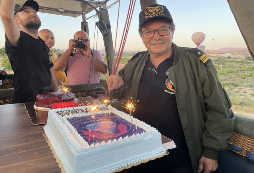 Kapadokya'nın ilk balon pilotu 35'nci yılını gökyüzünde pasta keserek kutladı