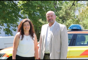 Christine Haupt-Kreutzer, Vorsitzende des Zweckverbandes für Rettungsdienst und Feuerwehralarmierung Würzburg, gratulierte Paul Justice, Geschäftsleiter, zur neuen Aufgabe. Foto: Lucas Kesselhut