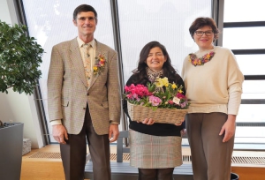 Blumen zaubern ein Lächeln in die Welt: Das Valentinspaar der Gartenbaugruppe Würzburg mit „Valentine“ Petra Gammanick und „Valentin“ Wilhelm Rippel überbringt seinen bunten Frühlingsgruß traditionell, um Freude in der dunklen Jahreszeit zu verbreiten. Die stellvertretende Landrätin Christine Haupt-Kreutzer (Mitte) empfing die beiden am Landratsamt Würzburg.     Foto: Christian Schuster