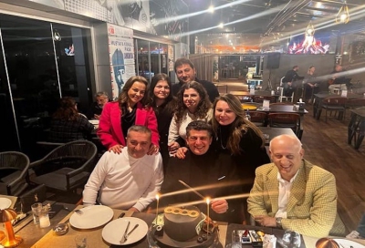 Resim de, İstanbul Milletvekili adayı gazeteci Dursun BORAN ‘ında davetli olduğu doğum günü partisinde Öztürk 50. Yaşına girerken, pastasının önünde dostları ile görülüyor.