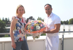 Geschäftsführerin Sabine Anspach überreicht Prof. Dr. Dr. Fuat Oduncu Blumen zum Einstand im Klinikum.  Foto: Helios Klinikum München West