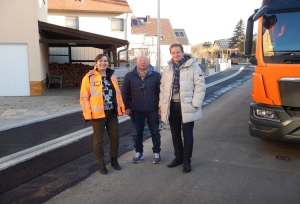 Bordstein erhöht Verkehrssicherheit: Tiefbau-Chefin Annette Messerer, Stadtrat Rainer Schott und Baureferent Benjamin Schneider kurz vor der Fertigstellung des Gehwegs in der Friedhofstraße. Foto: Hans Reitzenstein