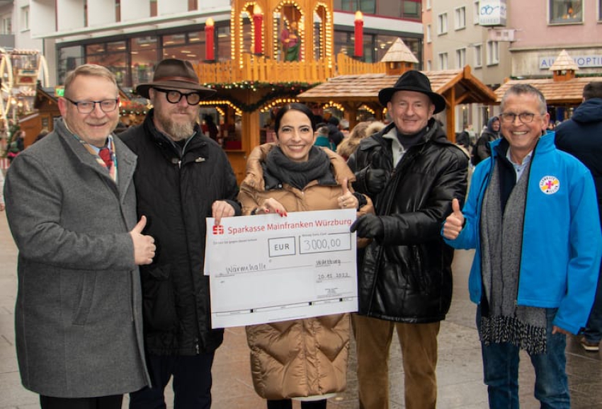 Spende von 3000 Euro: Weihnachtsmarkt hilft Wärmehalle