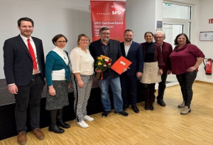 Bildunterschrift: v.l.n.r.: SPD-Vorsitzender Holger Schmitt, Kreisrätin Dr. Barbara Helmreich, SPD-Kreisvorsitzende Martina Braum, Jubilar Uwe Klein (40 Jahre Mitgliedschaft), MdB Markus Hümpfer, sowie die Gemeinderäte Ute Hofmann, Rainer Patzke und Angelika Markert.  Bild: Elisabeth Braum  