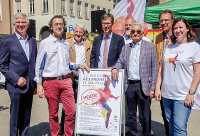 Foto von Daniela Meilhammer (von links nach rechts): Prof. Dr. Andrew Ullmann (MdB), Dr. Michael Schwab (Ärztlicher Direktor Geriatriezentrum Stiftung Bürgerspital zum Hl. Geist), Willi Dürrnagel (ÖDP-Stadtratsfraktion), Oberbürgermeister Christian Schuchardt, Wolfgang Weier (Geschäftsführer Stadtmarketing Würzburg macht Spaß e. V.), Prof. Dr. Georg Ertl (Schirmherr Gesundheitstag und Generalsekretär der DGIM), Hendrik Lütke (Leiter Seniorenarbeit Sozialreferat Stadt Würzburg), Kristin Funk (Kommissarische Leitung Aktivbüro Sozialreferat Stadt Würzburg)