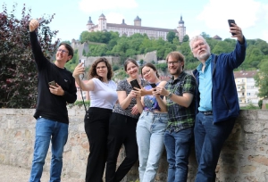 Nicht um Selfies, sondern um Konzepte für die medienpädagogische Arbeit geht es dem Vorbereitungsteam vom ersten Würzburger Medienkompetenzfachtag (vlnr.: Kilian Schick, erz. Kinder- und Jugendschutz, Fachbereich Jugend und Familie, Stadt Würzburg, Amra Sinanovic und Stefanie Gress, Suchtpräventiosfachstelle der Stadt Würzburg in Trägerschaft der Diakonie, Sina-Marie Straub, Stadtjugendring Würzburg, Mirko Zeisberg, Bezirksjugendring Unterfranken und Lambert Zumbrägel, Stadtbücherei Würzburg)