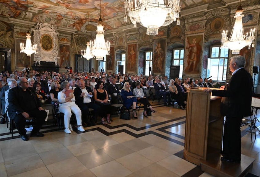Der Kaisersaal der Neuen Residenz bot eine prächtige Kulisse für den Festakt „Für ein starkes Europa“, den HWK-Präsident Matthias Graßmann vor mehr als 200 Gästen eröffnete.