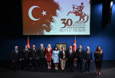 ABD&#039;de Türkiye&#039;nin New York Başkonsolosluğunda 30 Ağustos Zafer Bayramı ve Türk Silahlı Kuvvetleri Günü törenle kutlandı. New York Türkevi&#039;ndeki törene, Türkiye&#039;nin Birleşmiş Milletler (BM) Daimi Temsilcisi Sedat Önal (sağ 4), KKTC New York Temsilcisi Mehmet Dânâ (sağ 2), New York Başkonsolosu Reyhan Özgür (sağ 3), Türkiye&#039;nin BM Daimi Temsilciliği Askeri Danışmanı Albay Anıl Karaca (sol 4), Türk vatandaşları ile elçilik çalışanları katıldı.