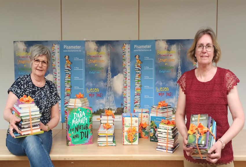 Angelika Riedel und Petra Ade (beide Stadtbücherei) stellen die Preise für die Schulklassen zusammen. Foto: Liv Heim, Stadtbücherei