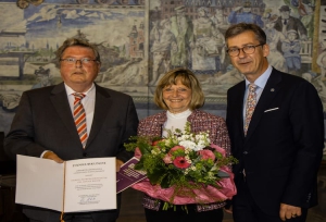 Kommunalpolitiker mit seltener Ausdauer und ansteckender Freude an der Arbeit: Altbürgermeister Dr. Adolf Bauer, Gattin Doris und Oberbürgermeister Christian Schuchardt bei der Ehrung im Ratssaal. Foto: Georg Wagenbrenner