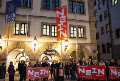 Zahlreiche Stadträtinnen und Stadträte folgten dem Aufruf und setzten gemeinsam mit Würzburger Frauenorganisationen ein Zeichen gegen Gewalt an Frauen. Fotos: Claudia Lother