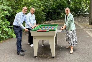 Der neue Spielpunkt im Grombühler Schulhof musste natürlich auf Funktionstüchtigkeit geprüft werden. Ob (v.li.) der Leiter des Gartenamts, Dr. Helge Bert Grob, Simone Hofmann (Leiterin Pestalozzi-Mittelschule) oder Heike Hergenröther (Geschäftsführerin Arge Familien in der Stadt, Sachgebiet Jugend- und Familienarbeit) das Eröffnungsspiel gewonnen hat, ist nicht bekannt. Foto: Kerstin Dörling