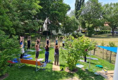 Bei der Fortbildung „In Bewegung bleiben“ gab es am Nachmittag durch Referentin und Übungsleiterin Annette Beck für die teilnehmenden Pädagoginnen und Pädagogen eine Einführung in das Thema „Kinderyoga“. Foto: Sandra Handke