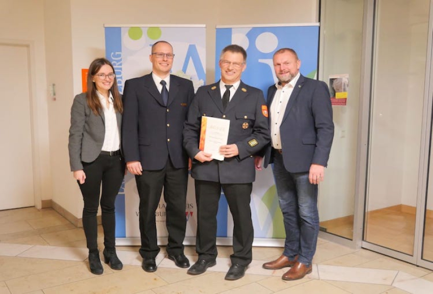 Für außerordentliche Verdienste um die Feuerwehren im Landkreis Würzburg: Kreisbrandrat Michael Reitzenstein erhält Deutsches Feuerwehr-Ehrenkreuz in Gold