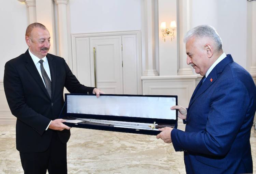 Binali Yıldırım, Azerbaycan Cumhurbaşkanı Aliyev'e Fatih'in kılıcının benzerini hediye etti