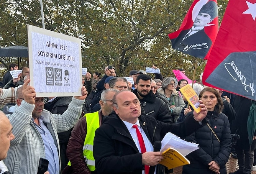 Almanya'da Ermeni iddialarına ilişkin anıtın kaldırılması için gösteri yapıldı