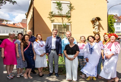 Oberbürgermeister Christian Schuchardt (m.) mit Siegfried Scheidereiter (daneben, Sozialreferat Stadt Würzburg), dem stellvertretenden Leiter des Gartenamts Bernd Rausch (4.v.li.), Anastasia Schmid (Vorsitzende Mrija e.V. (vorne, schwarzes Oberteil) und ukrainischen Frauen. Text und Foto: Claudia Lother