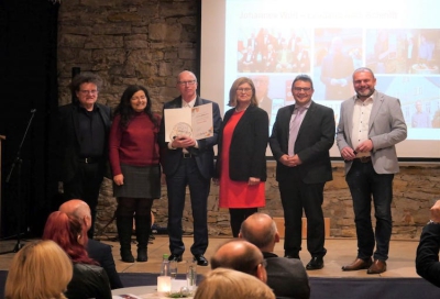 Der Kulturpreis des Landkreises Würzburg 2022 wurde unter anderem an Johannes Wolf verliehen. Auf dem Bild zu sehen sind: (von links) Laudator Andi Schmitt, stellv. Landrätin Christine Haupt-Kreutzer, Johannes Wolf, stellv. Landrätin Karen Heußner, Bürgermeister Roman Menth, Landrat Thomas Eberth. Foto: Christian Schuster