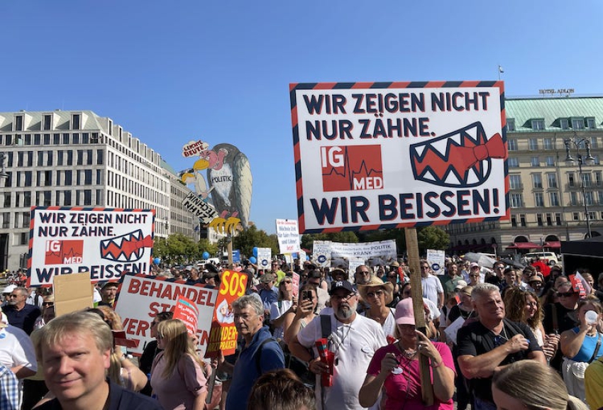 Almanya'da sağlık çalışanları protesto düzenledi