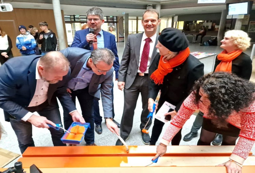 NEIN zu Gewalt an Frauen!  Eine orangefarbene Parkbank geht im Landkreis auf Reisen - Eindrucksvoller Aktionstag des Landkreises am Gymnasium Veitshöchheim
