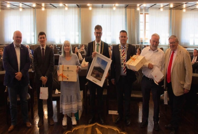 Bild Bray Wicklow 20.  20 Jahre Verbundenheit mit der Grünen Insel: Matthias Fleckenstein, Máirtín Cronin, Councillor Anne Ferris, OB Schuchardt, Councillor Paul O’Brien, Councillor Patrick Glennon und George Jones beim Festakt im Ratssaal. Foto: Georg Wagenbrenner