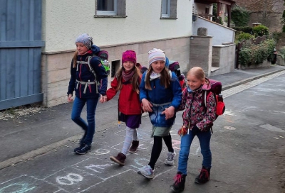 Zu Fuß auf dem Weg zur Grundschule Würzburg-Versbach und wieder nach Hause waren diese vier jungen Damen täglich in der Zeit zwischen Ostern und Pfingsten. Sie nahmen, wie insgesamt 1.080 Grundschülerinnen und Grundschüler Würzburgs an der von der Stadt Würzburg geförderten Bewegungsaktion „SpoSpiTo“ teil.  Sabine Müller/Grundschule Würzburg-Versbach