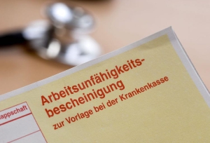 Die Krankmeldung auf Papier -umgangs-sprachlich der „Gelbe Schein“- wird ersetzt durch die eAU.  Foto: © PantherMedia / Bernd Leitner