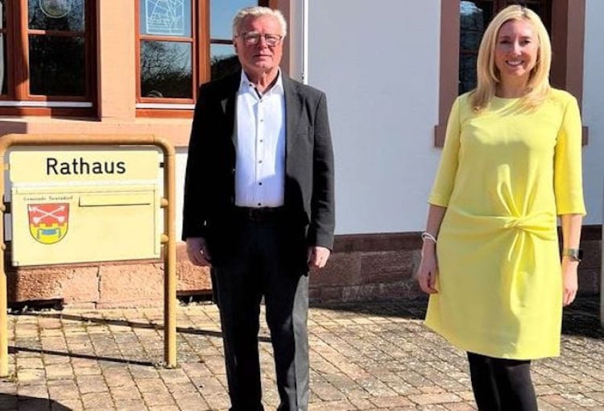 Rechtsanspruch auf Ganztagsbetreuung und Bauplätze für junge Familien Staatssekretärin Anna Stolz zu Besuch in Neuendorf am Main
