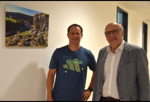 Landrat Martin Neumeyer (r.) mit dem Fotografen Ralf Plechinger im Landratsamt Kelheim. Foto: Margarita Limmer, Landratsamt Kelheim