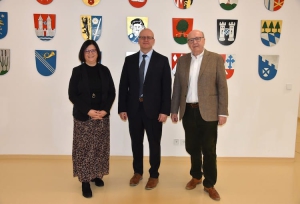 Foto: Schulamtsdirektor Michael Kugler (Mitte) mit Schulrätin Brigitte Schönhofer-Bohrer und Landrat Martin Neumeyer beim Antrittsbesuch im Landratsamt Kelheim. Margarita Limmer, Landratsamt Kelheim